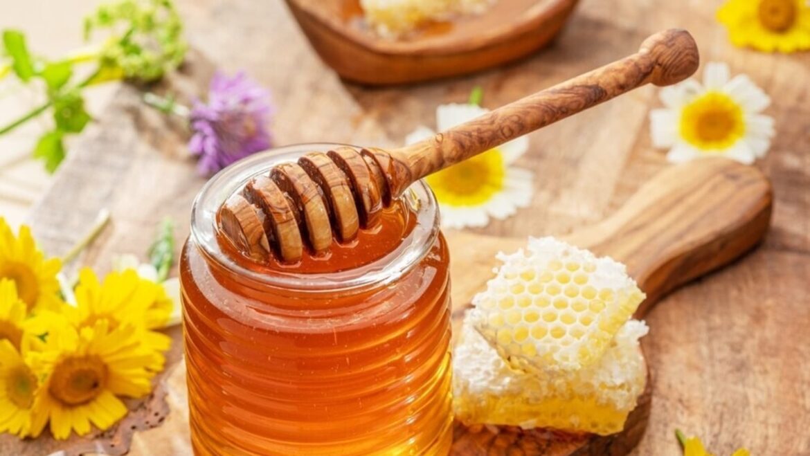 6 healthy ways to add honey to your diet: How to differentiate between raw and processed honey | Health