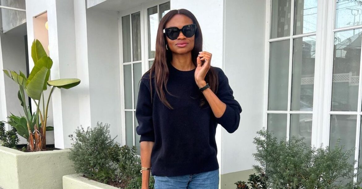 Navy Jumper and Jeans Outfits to See You Through the Next 6 Months