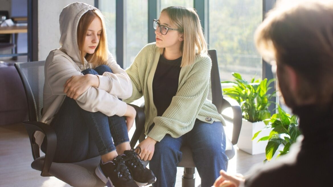 Psychologist explains how social media drives stress and anxiety among teenagers: ‘Their self-esteem can become…’ | Health