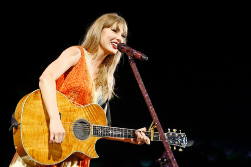 Taylor Swift makes 'very good sourdough' and sends it to her friends