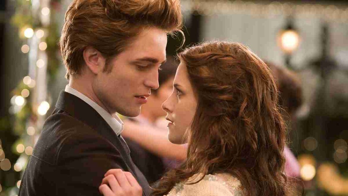 The Twilight Saga Returns To Theatres This Fall: Bella, Edward & Jacob Are Back | Glamsham.com