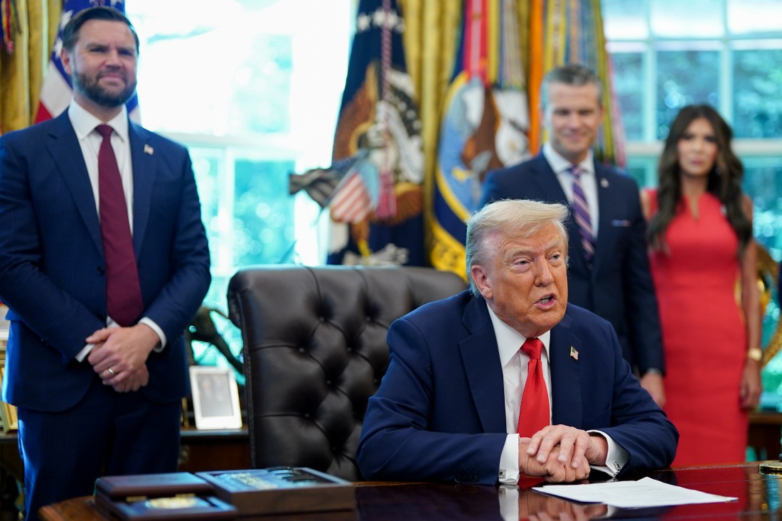 bitchy | Donald Trump didn’t slather makeup on his bruised & discolored hand this week