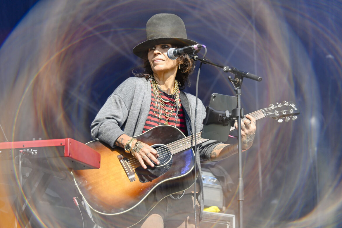 4 Non Blondes Extend Reunion, Plot New LP