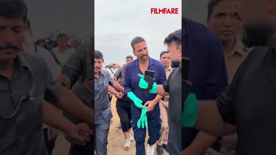 AkshayKumar was spotted at a cleanup-drive at the Juhu Beach advocating for cleanliness.