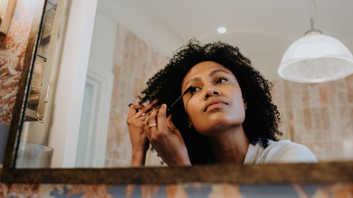 How to Apply Mascara Correctly, According to a Pro Makeup Artist