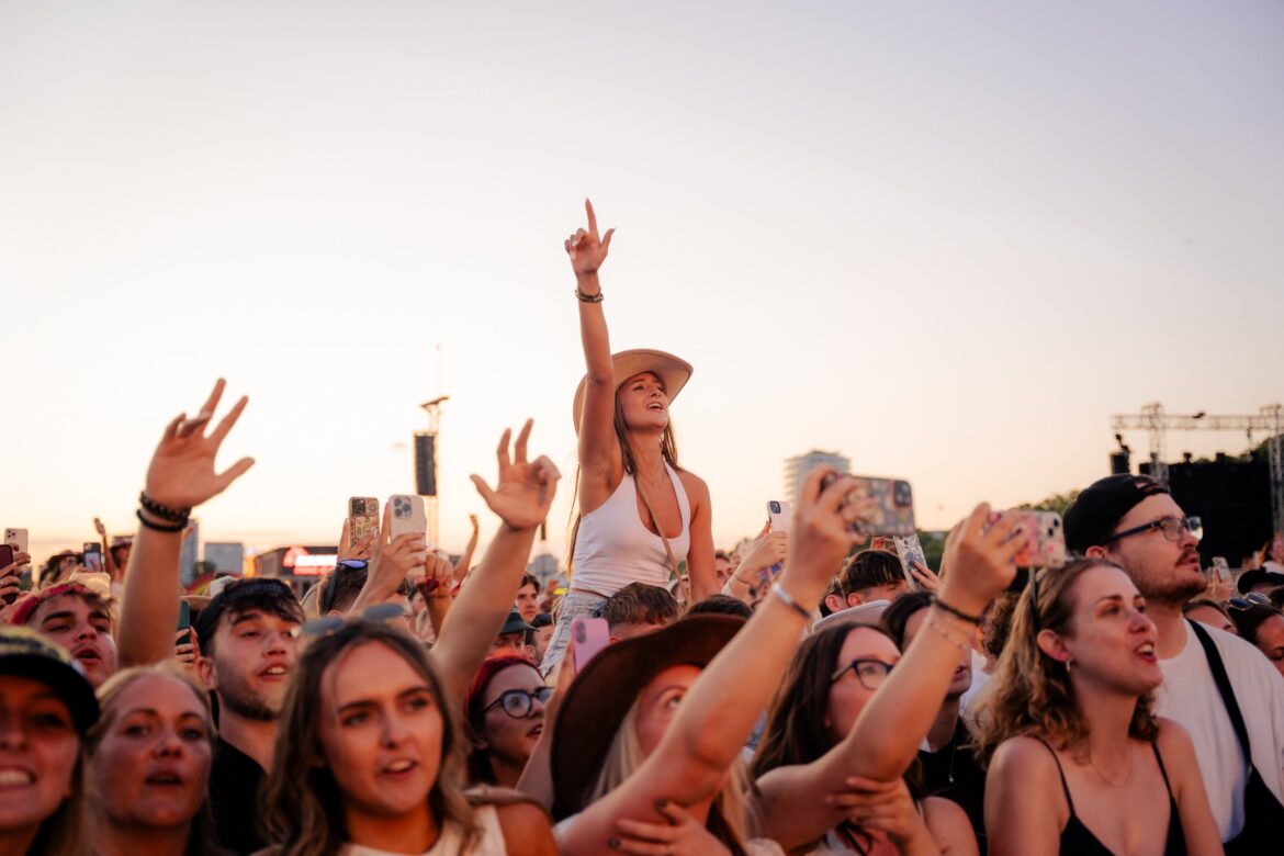 600px (w) x 500px (h)