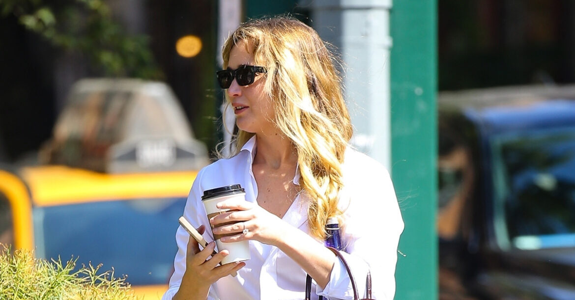 Jennifer Lawrence Wore the It Elegant Bag Trend of Fall 2025