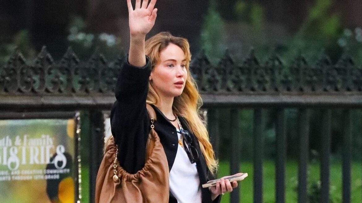 Jennifer Lawrence’s Scrunchie Bag Is the Perfect Boho Carryall for Fall 2025