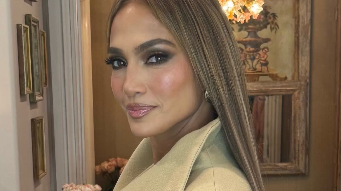 Jennifer Lopez Is Wrapped Up in the Cozy Coat Everyone Will Be Shopping For This Winter