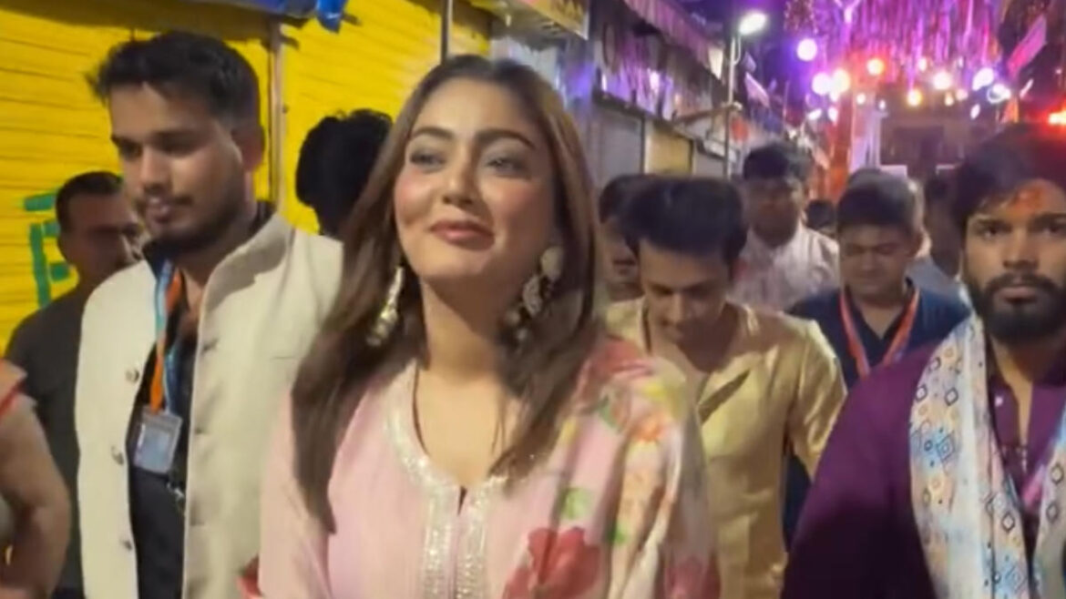 Sana Makbul Seeks Blessings: A Divine Encounter At Lalbaugcha Raja! | Glamsham.com