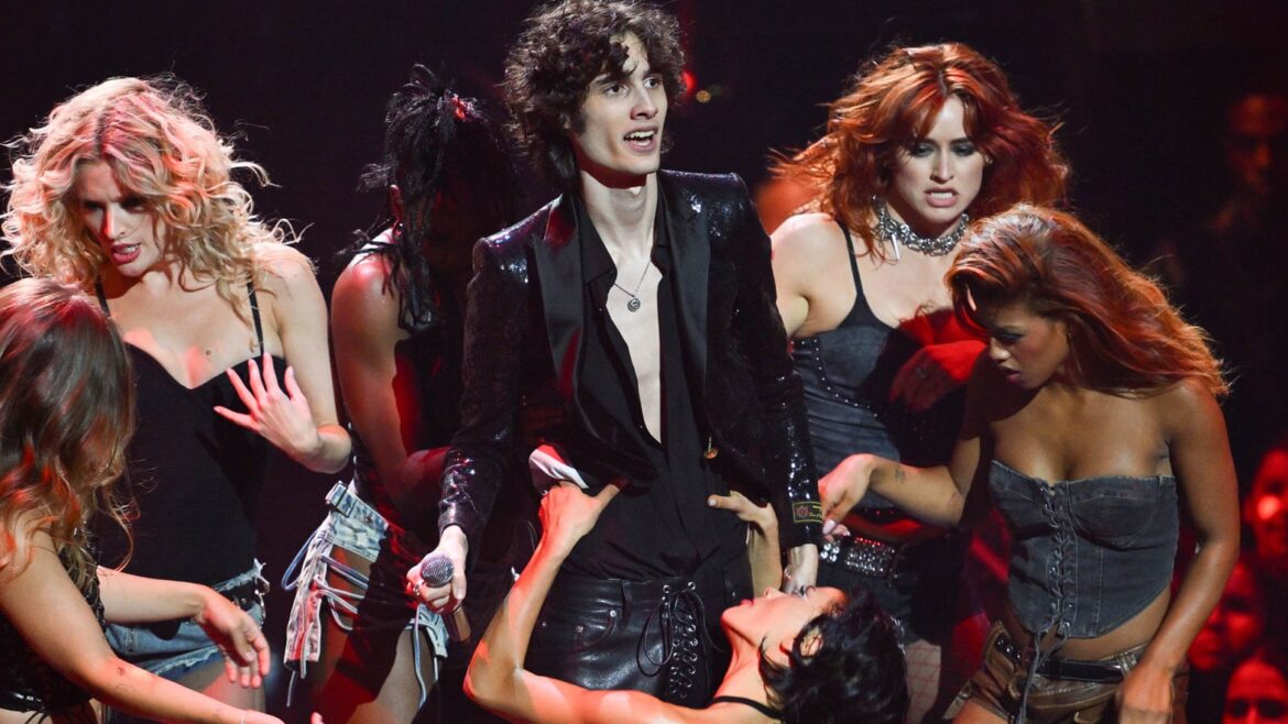 Sombr Makes MTV VMAs Debut With 'Back to Friends' and '12 to 12'