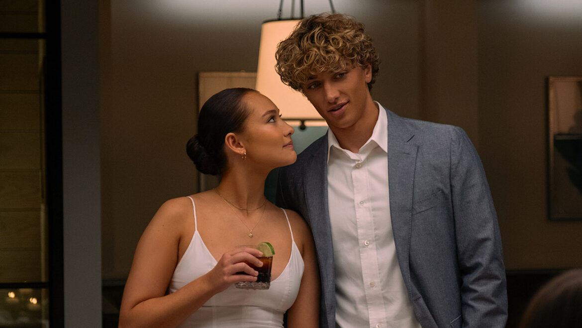 Belly (Lola Tung), Jeremiah (Gavin Casalegno) in The Summer I Turned Pretty