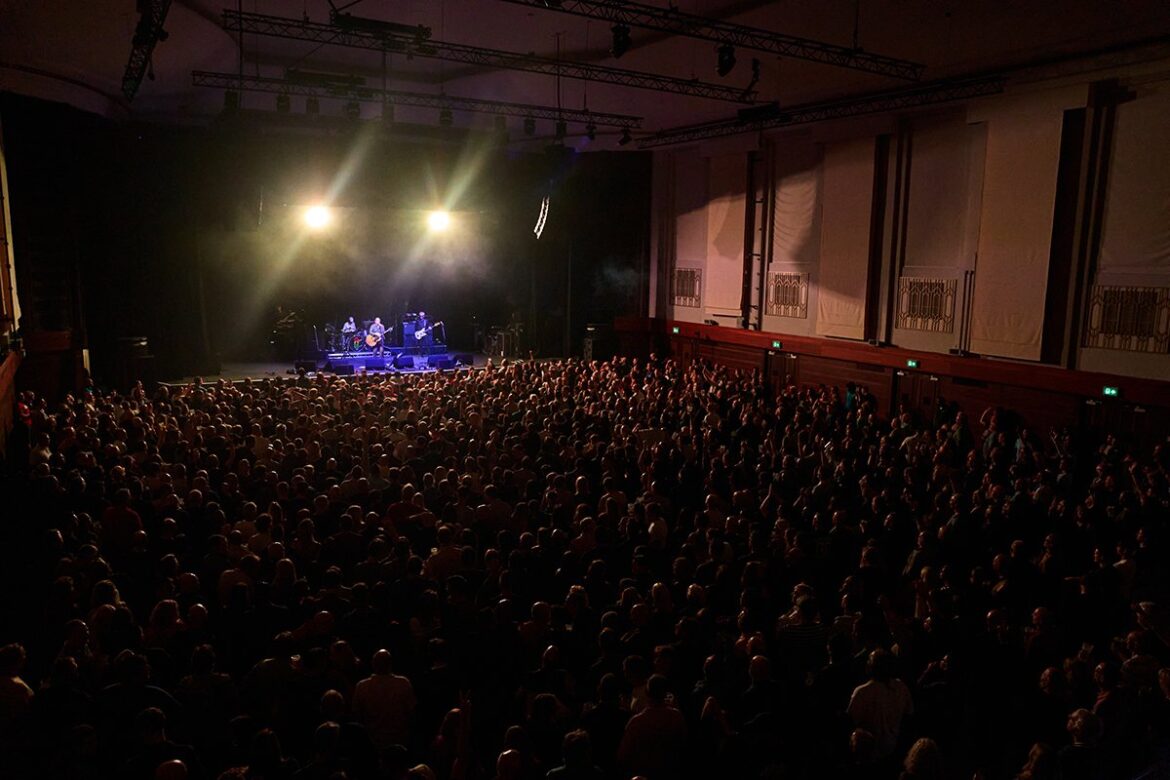 Watford Colosseum reopens as Ocean Colour Scene deliver a storming set