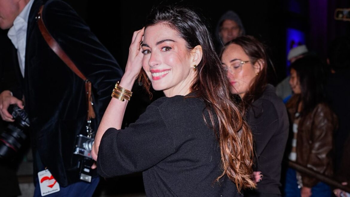 Anne Hathaway’s Fall Outfit Formula Is So Easy—and Cheap—to Replicate