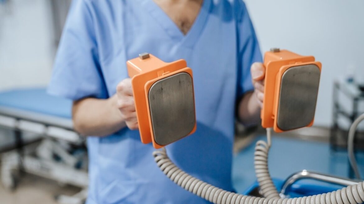 Cardiothoracic surgeon says ‘every minute without defibrillation drops survival by about 10%,’ explains how AEDs work