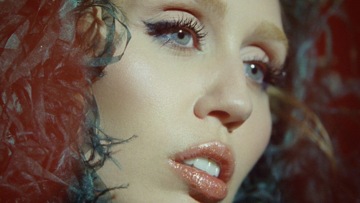 'Dream' On: Miley Records New Song For Third 'Avatar' Film