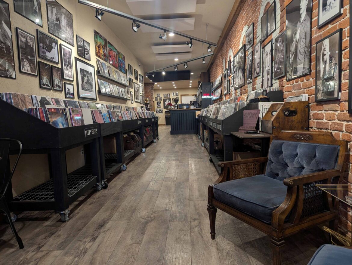 GIVE ME A KISSA - SPIN