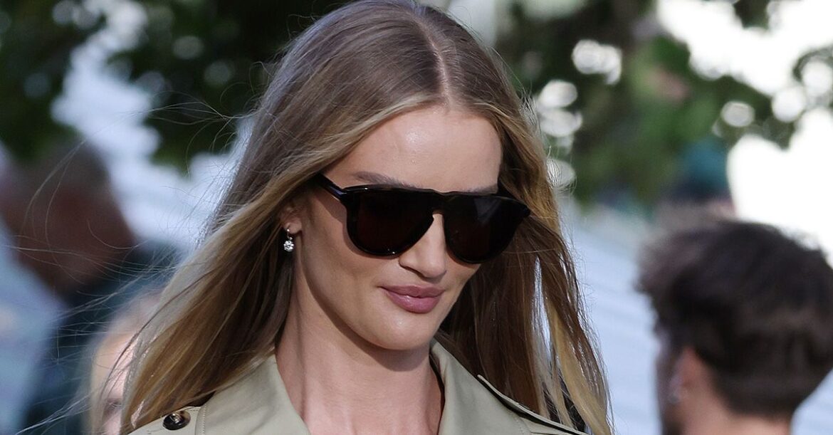 How to Style Jeans at the Airport in Fall 2025