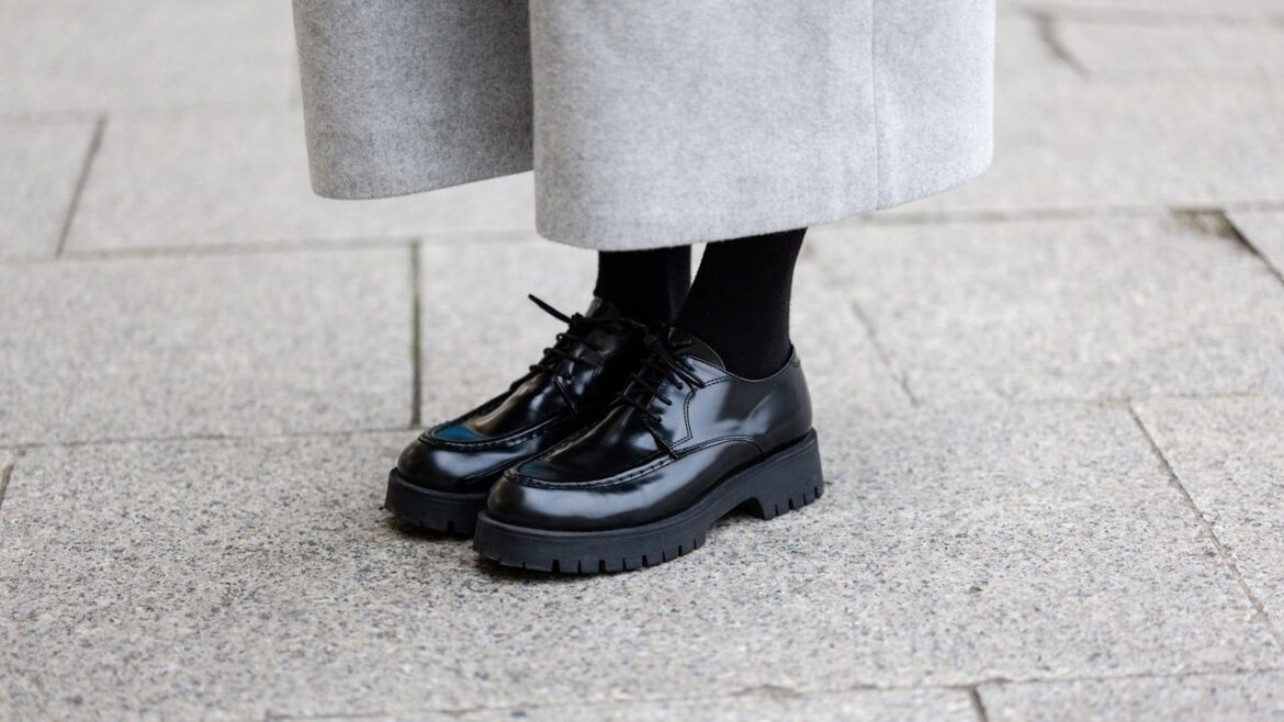 How to Wear Oxford Shoes With All the Fall and Winter 2025 Trends
