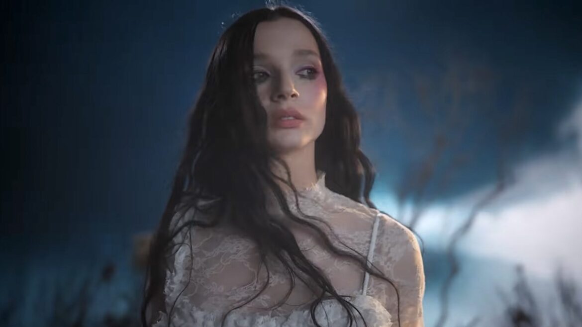 Poppy Unveils New Original Solo Song "Unravel"