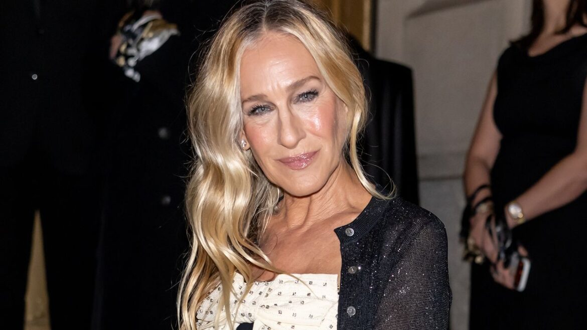 Sarah Jessica Parker's Bucket Bag is a Key Piece for Fall and Winter 2025
