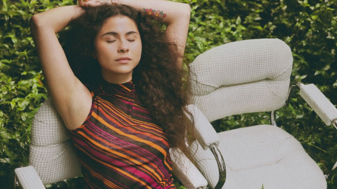 Silvana Estrada: Vendrán Suaves Lluvias Album Review