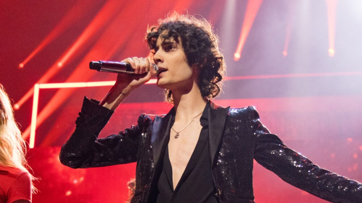 Sombr Addresses Online Drama After Fan Called His Show 'Cringe'