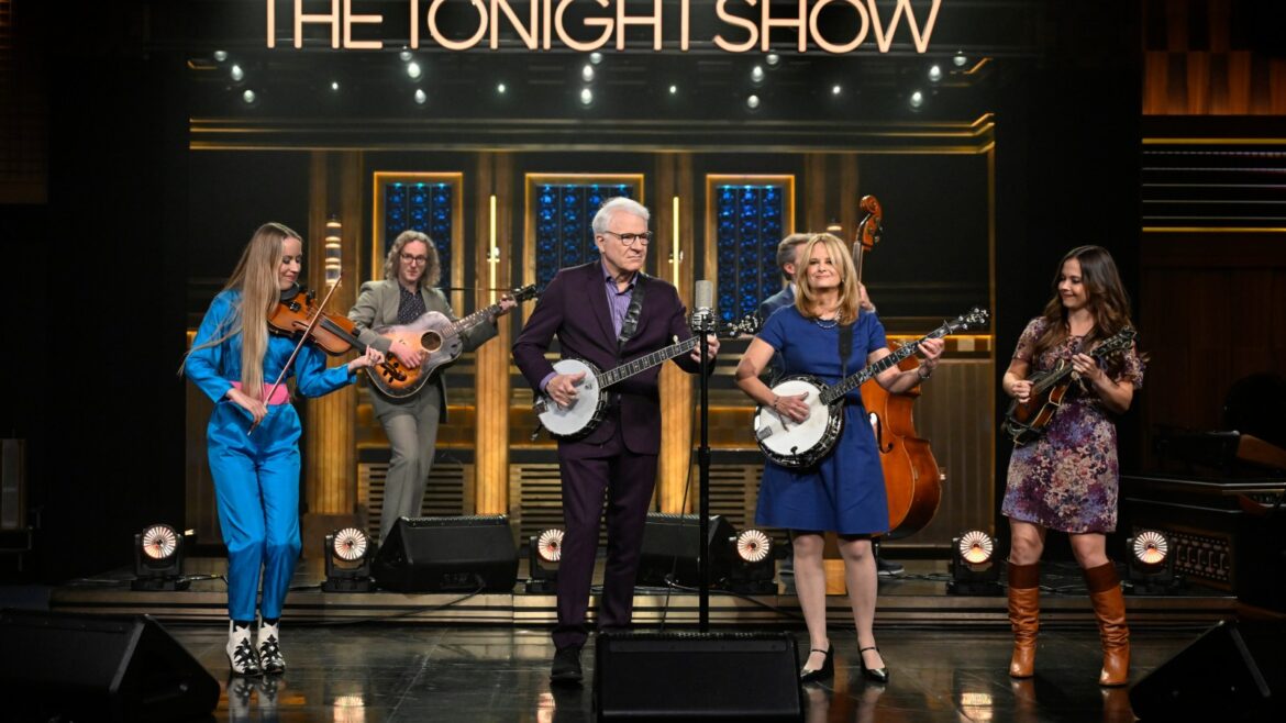 Steve Martin, Alison Brown Perform 'Let's Get Out of Here' on 'Fallon'
