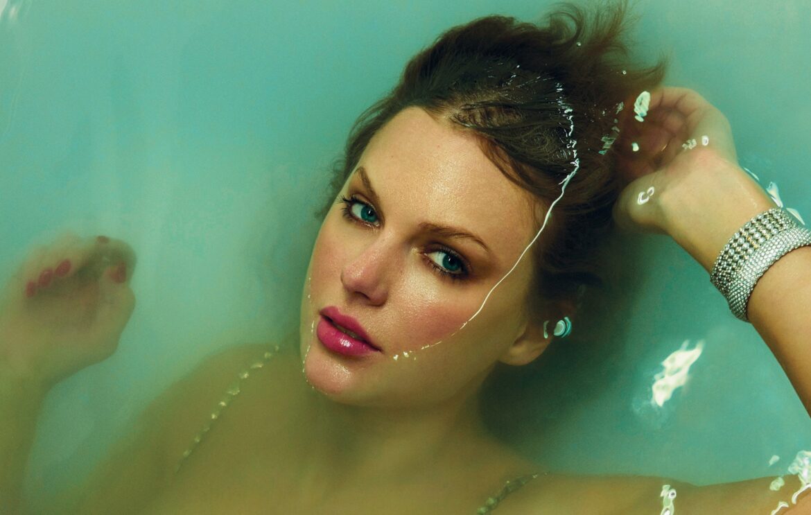 "Taylor Swift, you've done it again"