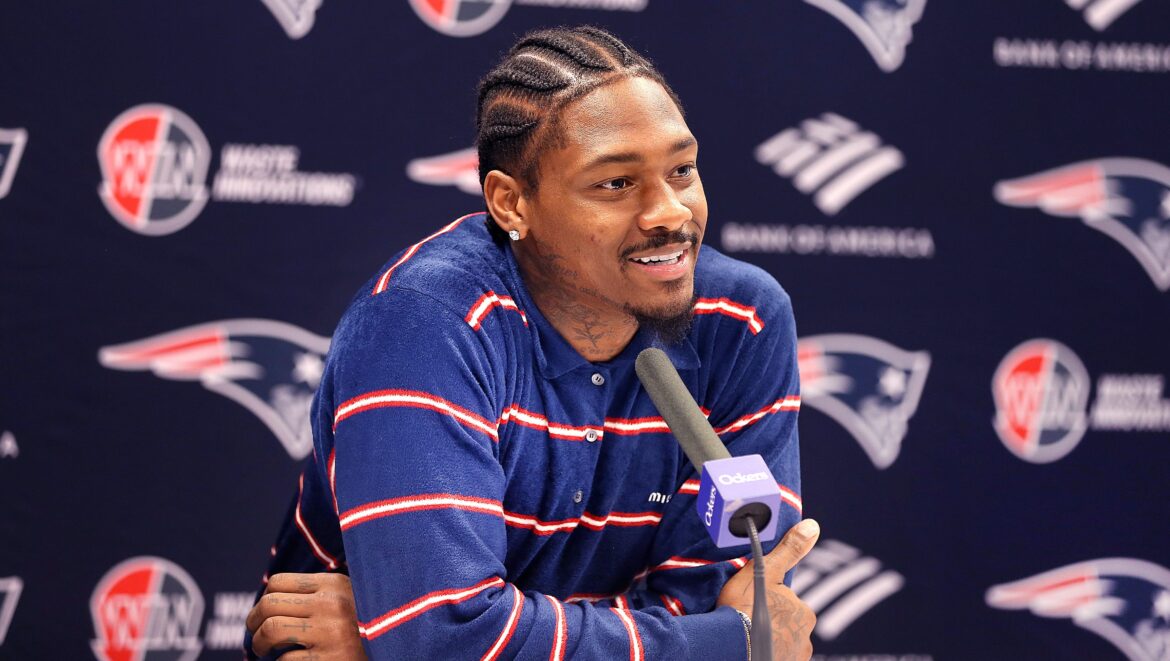 Who Is Stefon Diggs? 5 Things About the Football Player – Hollywood Life