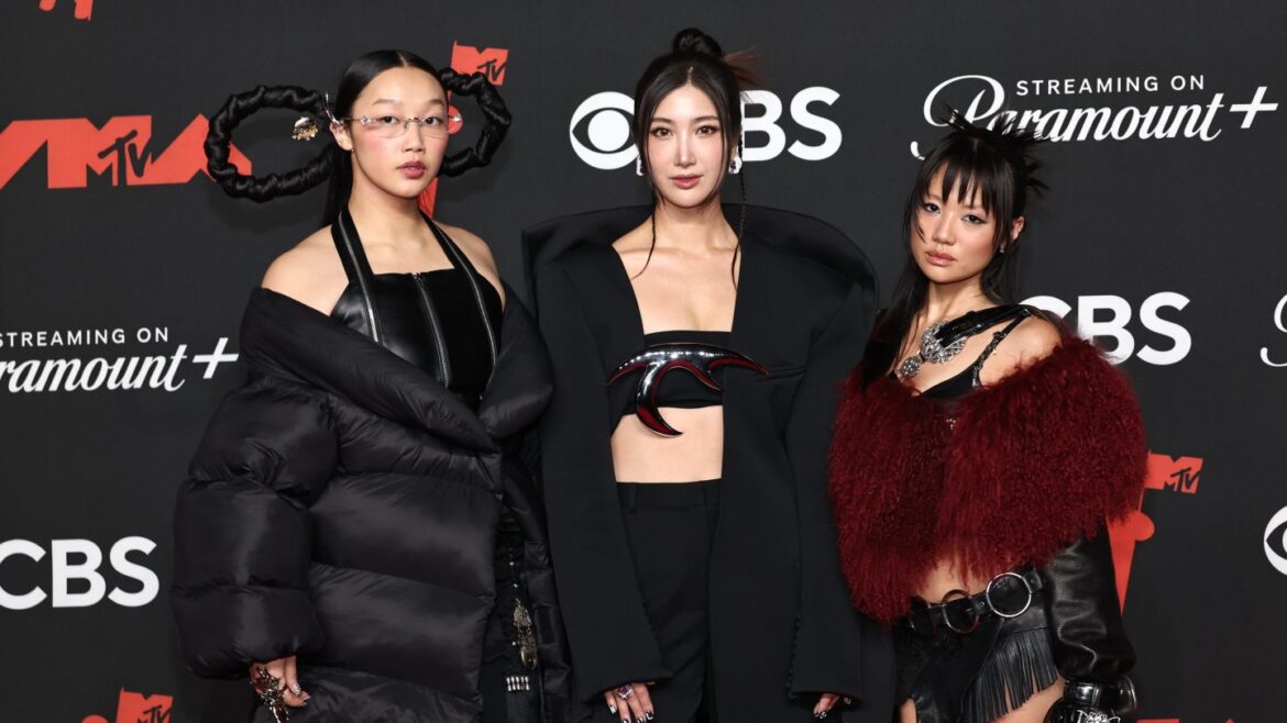 ‘KPop Demon Hunters’ Singers Make Surprise ‘SNL’ Appearance